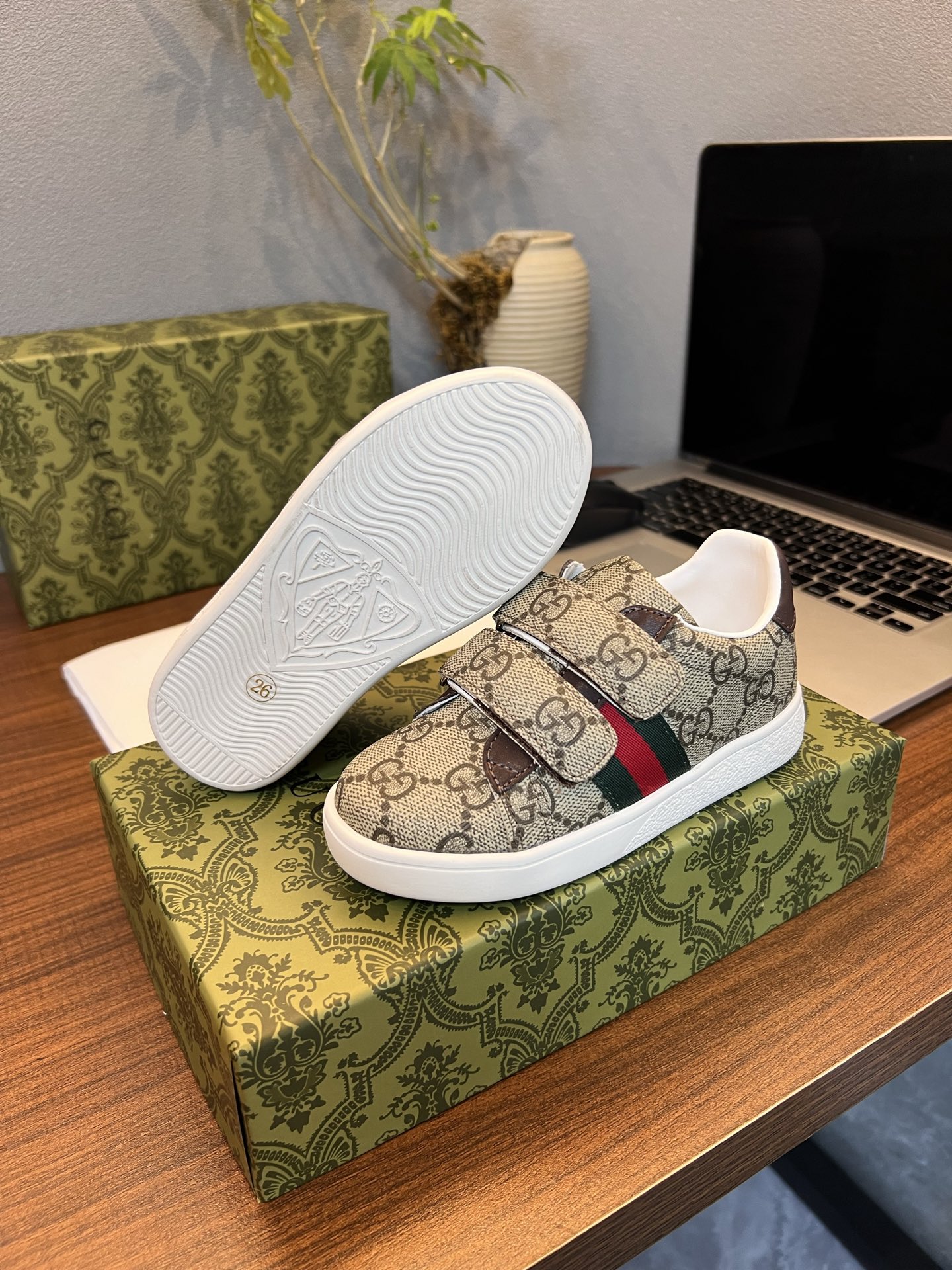 Children's shoes child